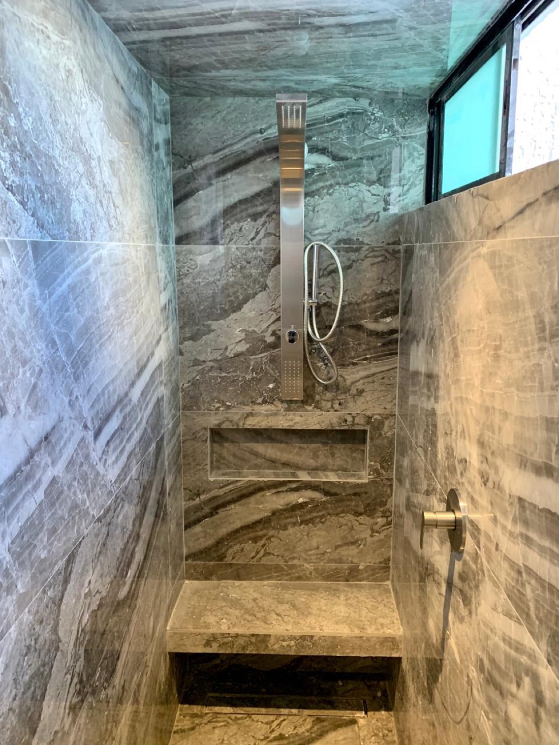 Remodelación de baño en mármol natural por Creating