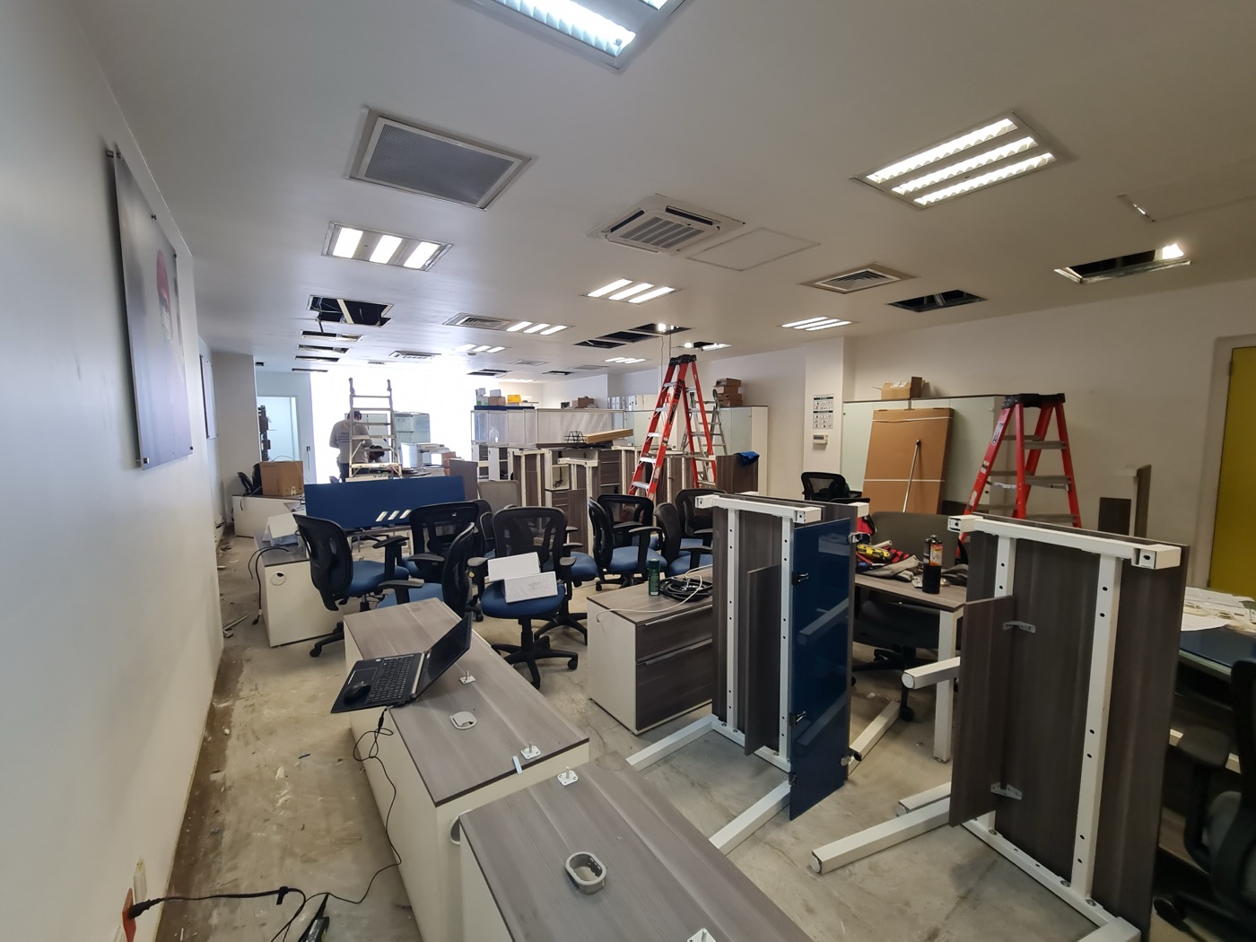 Remodelación y adecuación de oficinas en proceso por Creating